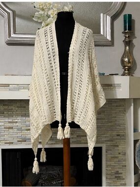 House of Harlow 1960 Cream Crochet Open Front Shawl with Tassels kimono